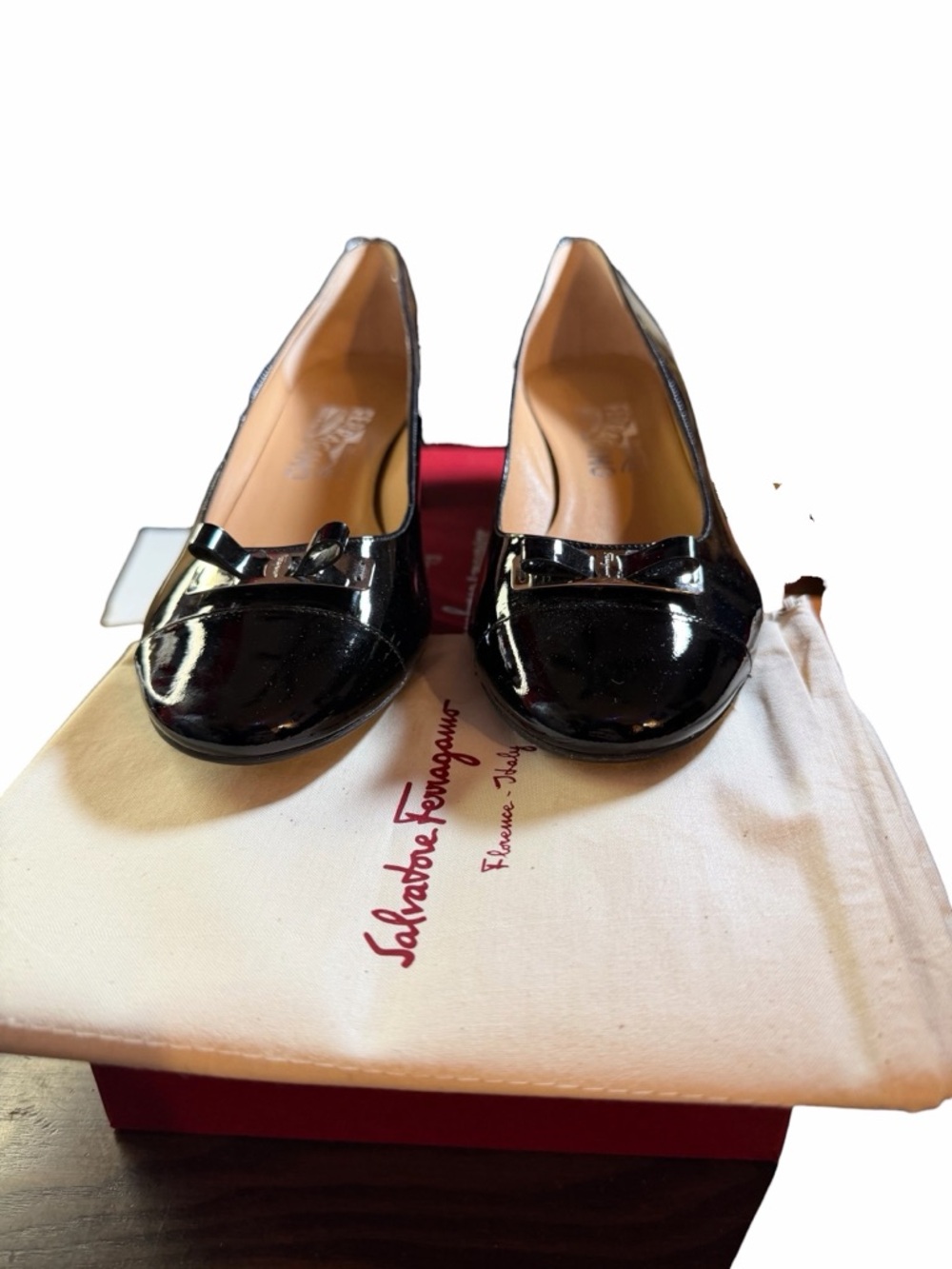 NIB Salvatore Ferragamo Black Patent Leather Vara Bow Pumps 9C